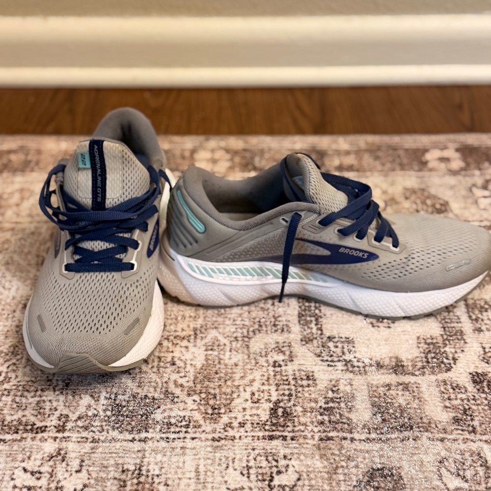 Women’s Brooks Adrenaline GTS 22
